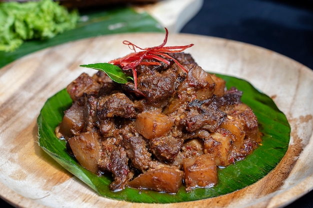 Plato indonesio - carne frita en salsa de chile, cerrar