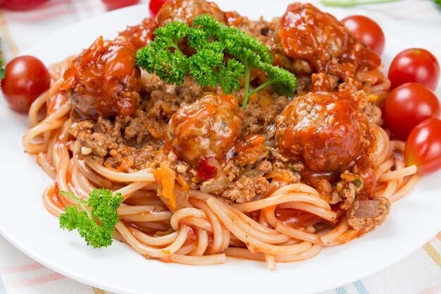 Plato italiano espaguetis a la boloñesa con albóndigas de ternera y perejil