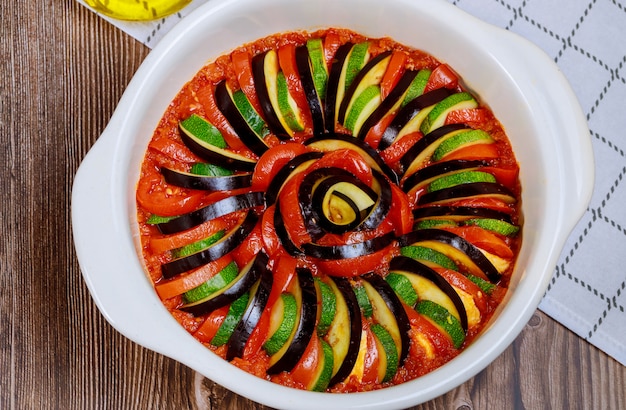 Plato italiano ratatouille. Hermoso patrón de verduras en rodajas en salsa.