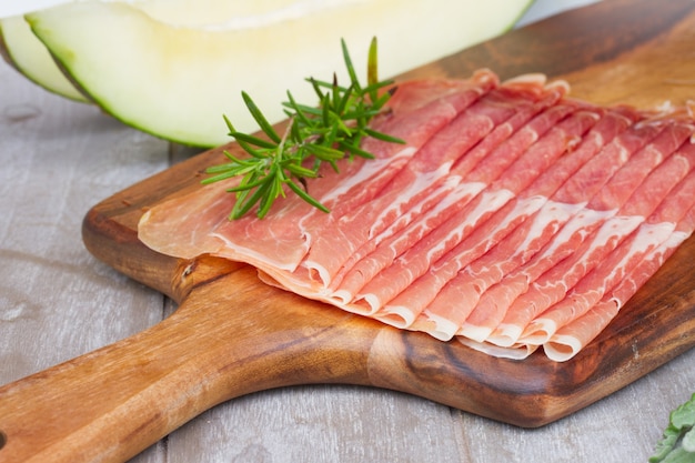 Plato de jamón español jamón de cerca con melón