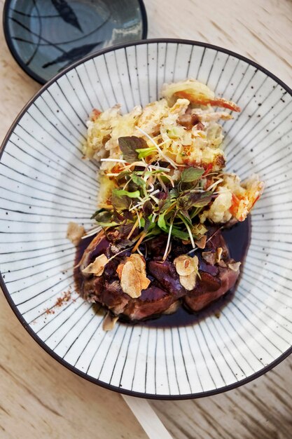 plato japonés en una mesa de madera