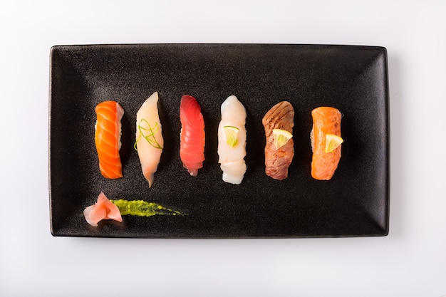 Foto plato japonés mixto sushi