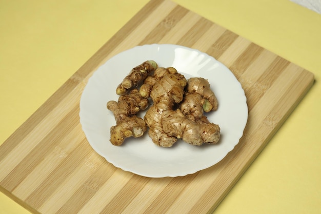 Un plato de jengibre en una tabla para cortar madera