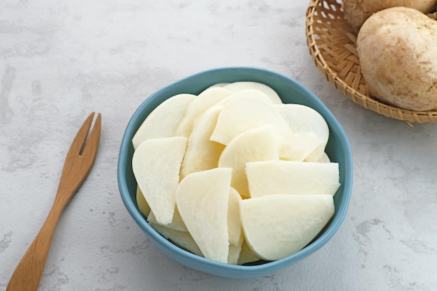 Un plato de jícama fresca o salud intestinal bengkoang