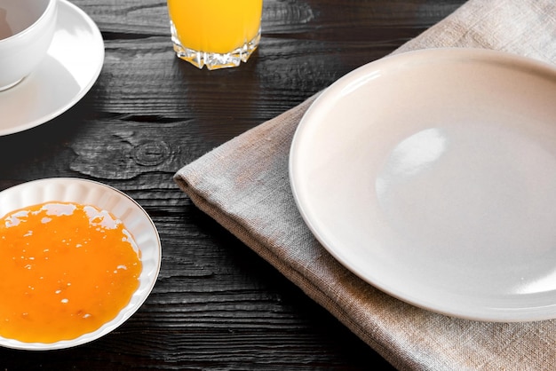 Un plato con jugo de naranja y jugo de naranja sobre una mesa