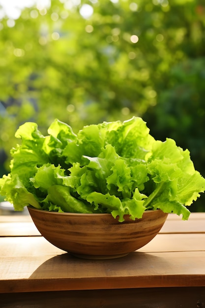 un plato de lechuga sobre una mesa