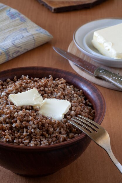 Un plato de lentejas marrones con mantequilla encima