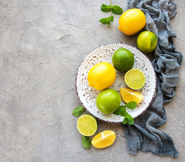 Plato con limones y limas.