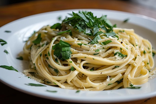 Plato de linguini recién hecho mezclado con hierbas frescas y ajo