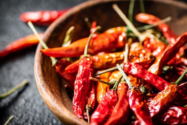 Un plato lleno de chiles secos