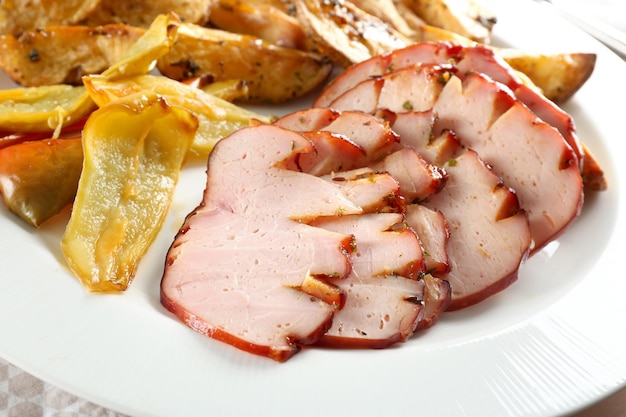 Plato con lonchas de jamón al horno con miel y verduras closeup