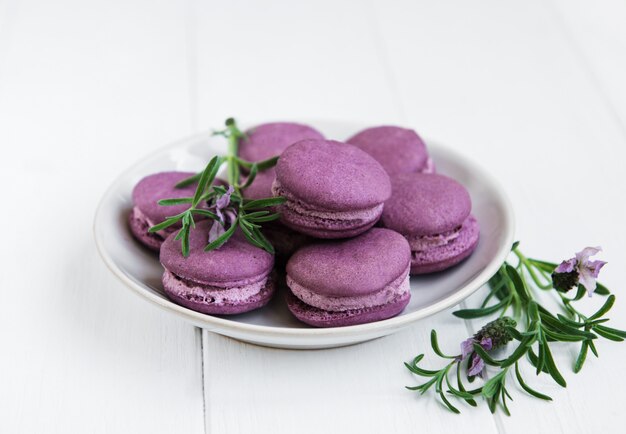 Plato con macarons de lavanda.