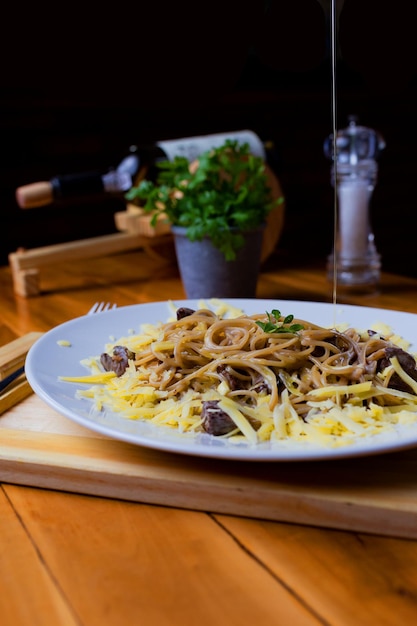 plato de macarrones con queso y carne