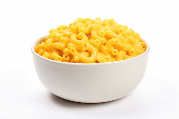 Un plato de macarrones y queso frescos calientes aislados sobre un fondo blanco
