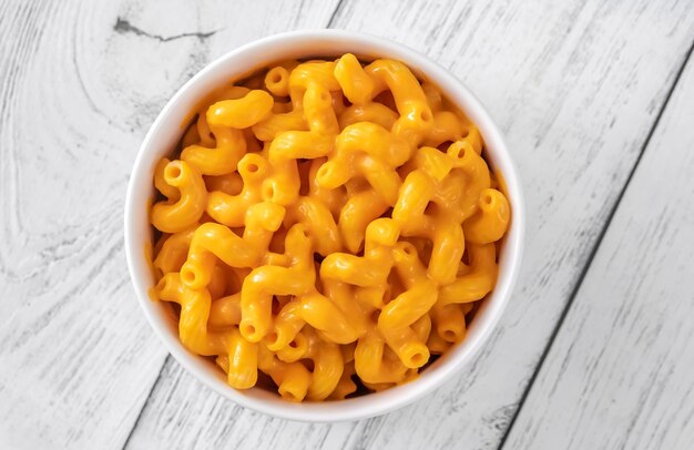 Un plato de macarrones y queso.