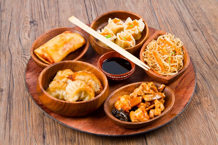 Plato de madera con comida china mixta