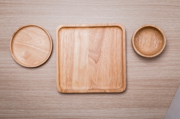 Plato de madera en el fondo de madera.