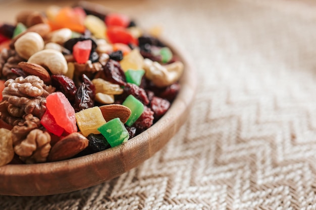 Plato de madera con frutos secos y frutas confitadas