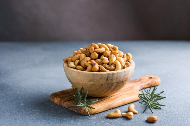 plato de madera lleno de nueces de anacardo