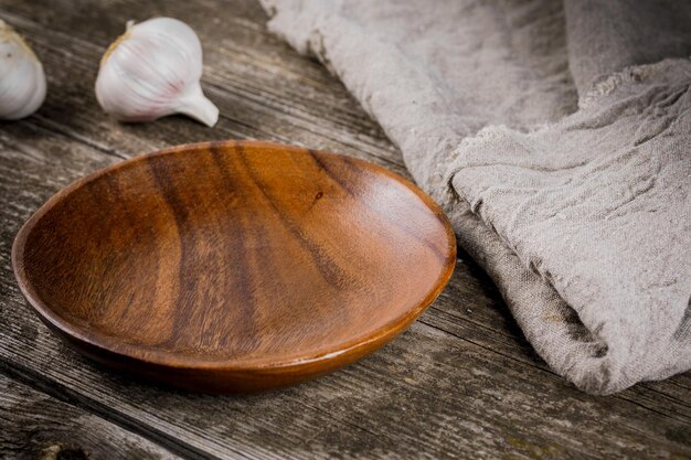 Un plato de madera sobre una mesa de madera.