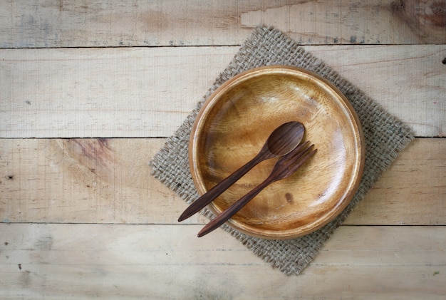 Foto plato de madera vacía con cuchara y tenedor en madera