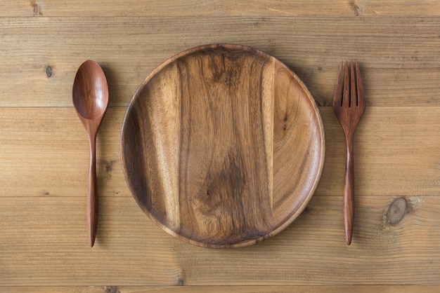 plato de madera vacía en la mesa de madera