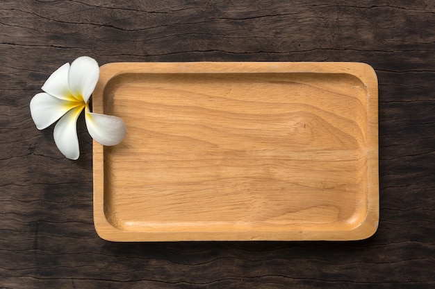 Plato de madera vacío en la mesa. Fondo para texto plano o producto.