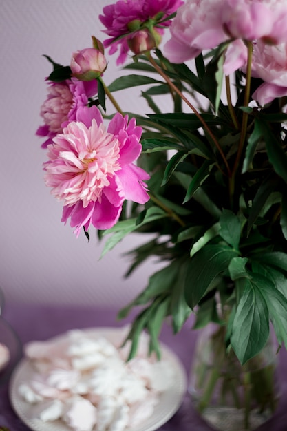 Foto plato con malvavisco rosa, decoración floral de la mesa.