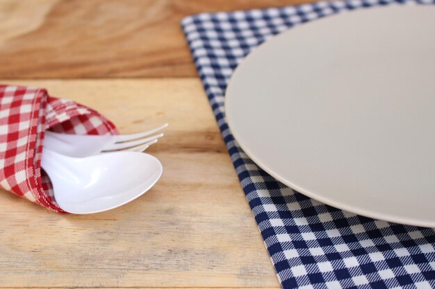 el plato en el mantel a cuadros