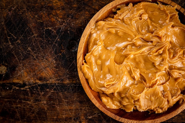 Un plato de mantequilla de maní en la mesa