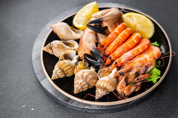 plato de mariscos camarones surtidos, pinzas de cangrejo, almejas, rapan, molusco trompetista Comida saludable para llevar