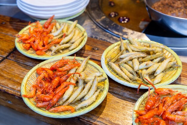 Plato de mariscos fritos en una tienda de alimentos en Wulai de Taiwán