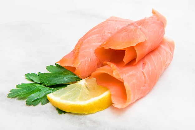 Plato de mármol con rodajas de salmón ahumado