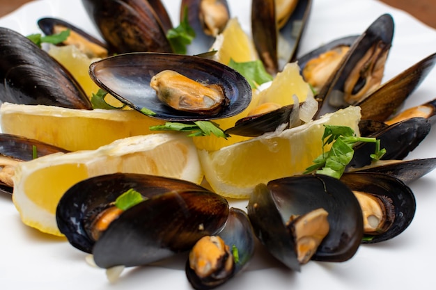 Plato de mejillones con hierbas y limón