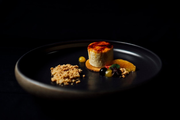 Un plato del menú del restaurante se sirve en un plato negro.