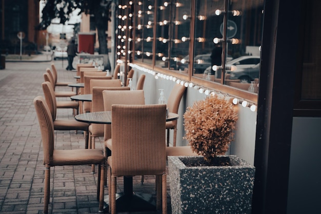 Plato en la mesa de madera en el restaurante al aire libre