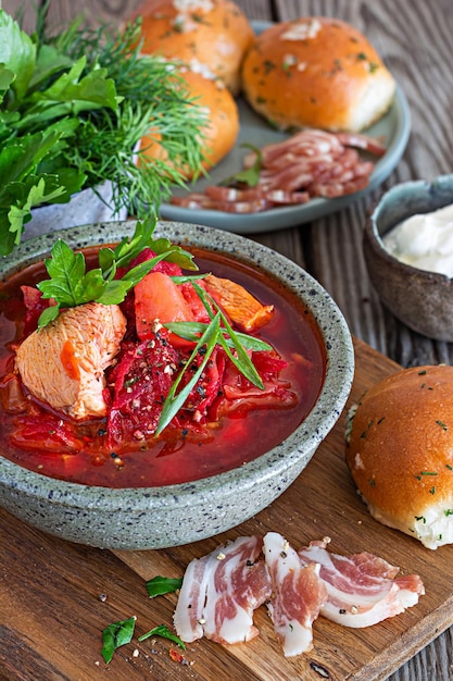 Plato nacional de la cocina ucraniana borscht con verduras, carne de pavo, hierbas, crema agria