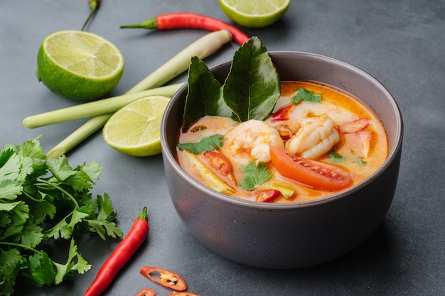 Foto plato nacional de laos y tailandia sopa agria y picante con camarones tom yum