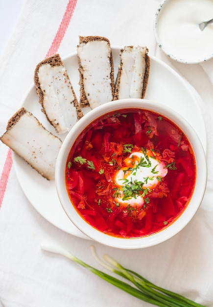 Plato nacional rojo ucraniano sopa de remolacha borsch agregada a la lista de la Unesco Borscht con crema agria Borscht de remolacha con perejil