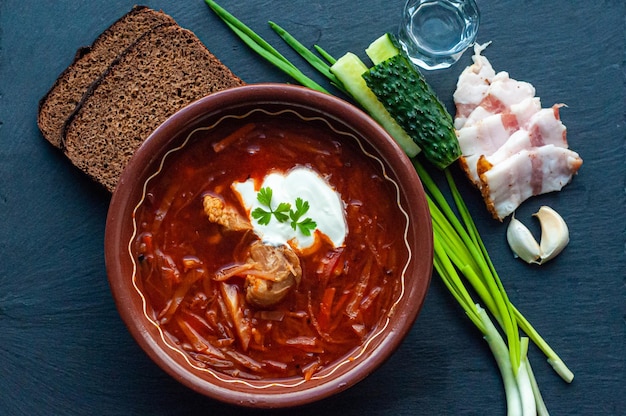 plato nacional ucraniano tradicional borscht rojo con crema agria col remolacha carne comida de países