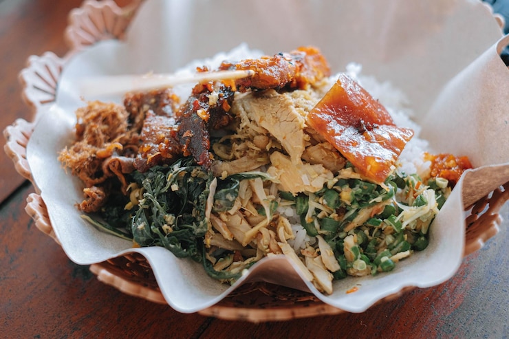 Un plato de nasi babi guling balinés