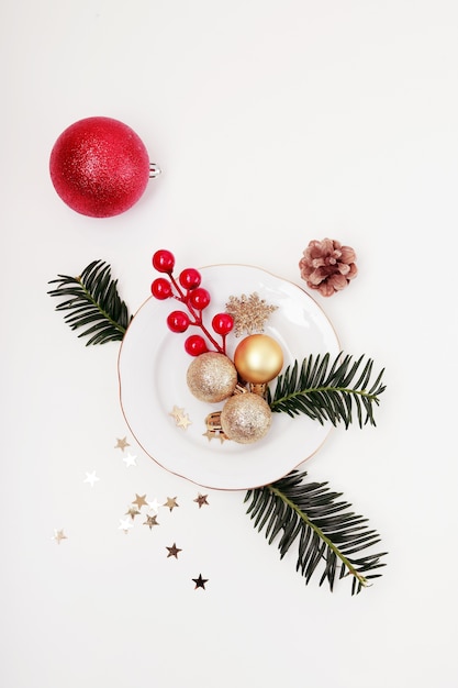 Plato de Navidad decorado sobre un fondo blanco.