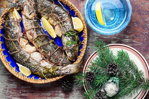 Plato navideño de pescado asado.