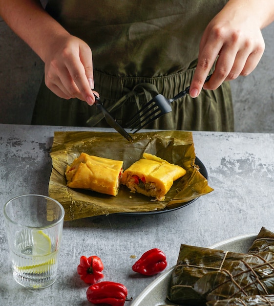 Plato navideño en Venezuela, hallacas, hoja de plátano, masa de maíz rellena con un guiso de cerdo