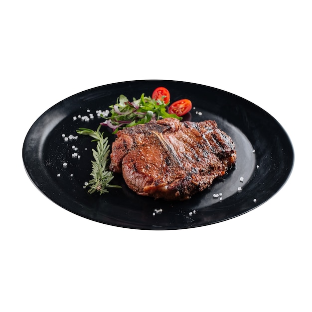 Plato negro aislado de bistec de carne a la parrilla