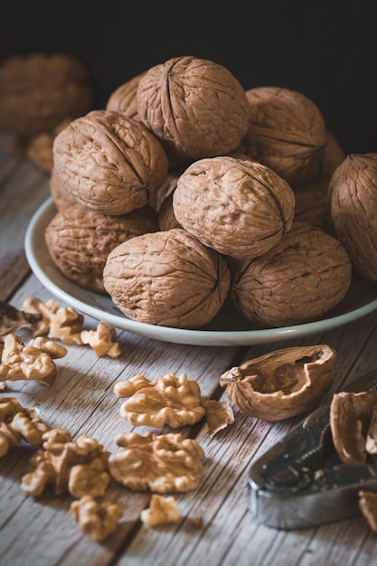 Plato con nueces comiendo un snack