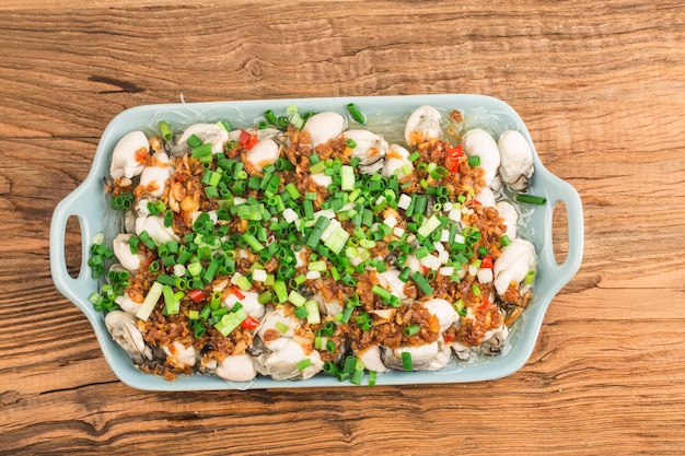 Un plato de ostras frescas al vapor con fideos