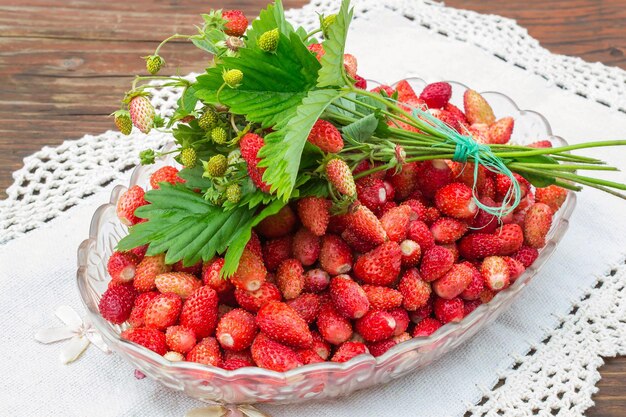 Plato ovalado relleno de fresas maduras