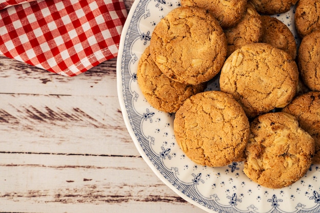 Plato de país clásico con galletas de avena y espacio de copia