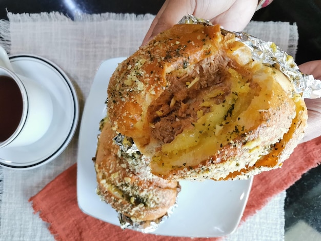 Un plato de pan con un bocado sacado